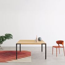 Table contemporaine / en chêne / avec piètement...