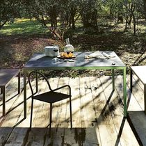 Table contemporaine / en verre / en stratifié...