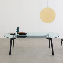 Table contemporaine / en verre / avec piètement...