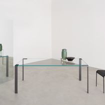 Table contemporaine / en verre / avec piètement...