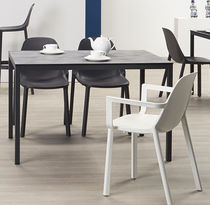 Table contemporaine / en acier / en stratifié...