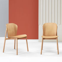 Chaise contemporaine / en bois / avec piètement...