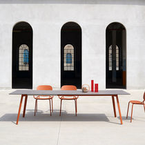 Table contemporaine / en HPL / en marbre...