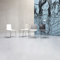 Chaise contemporaine / en hêtre / en technopolymère...