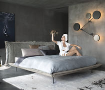 Lit double / contemporain / tapissé / avec...