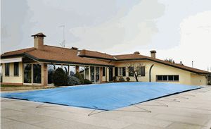 couverture de piscine à oeillets