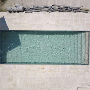 fond mobile pour piscine en pierre
