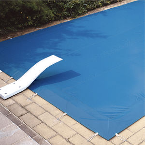 couverture de piscine à oeillets