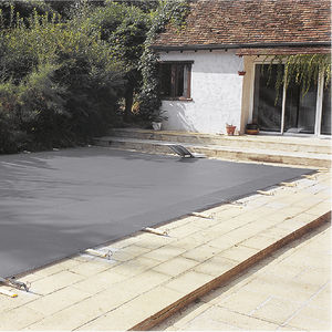 couverture de piscine à oeillets