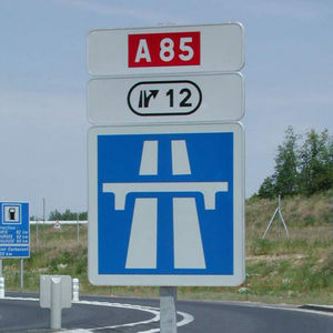 panneau de signalisation routière sur pied