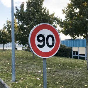 panneau de signalisation routière sur pied