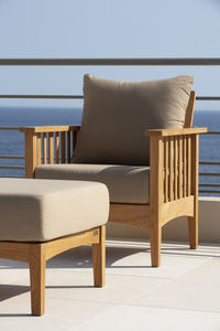 repose-pied contemporain / en teck / de jardin