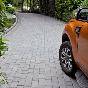 pavé en béton / en pierre reconstituée / carrossable / pour espace public