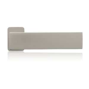 poignée pour porte en métal