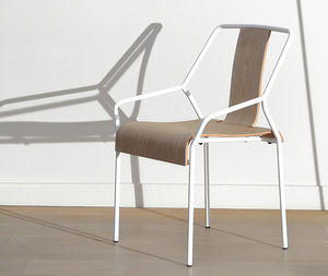 chaise contemporaine / avec accoudoirs / empilable / en chêne