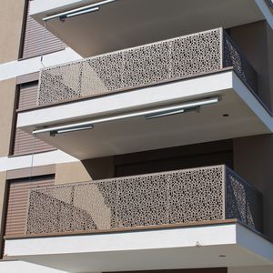 balcon à panneaux perforés
