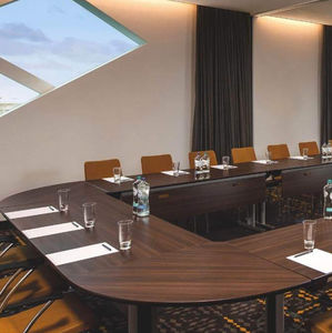 table de conférence contemporaine