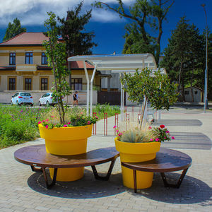 banc public avec jardinière intégrée