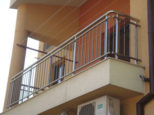 balcon à panneaux en verre / à barreaux / en aluminium