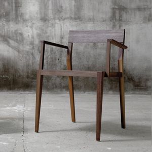 chaise contemporaine / avec accoudoirs / en chêne / en bois massif
