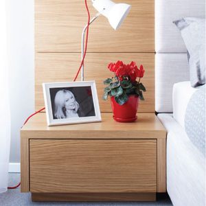 table de chevet contemporaine / en chêne / en noyer / avec piètement en chêne