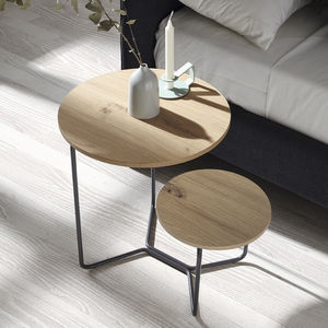 table de chevet contemporaine / en chêne / en plaqué bois / avec piètement en métal