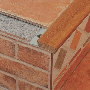 profilé de finition en bois / en aluminium / pour angle extérieur / nez de marche