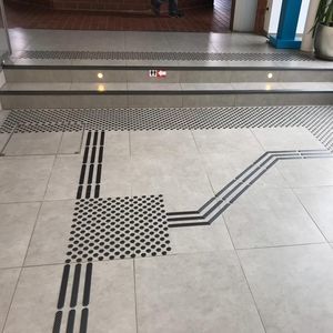 dalle podotactile résistant à l’alcool