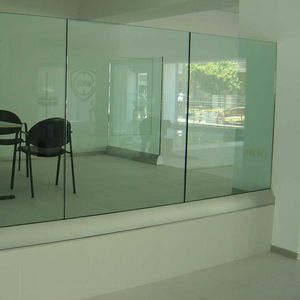 garde-corps en verre / en aluminium / à panneaux en verre / d'intérieur