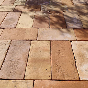 revêtement de sol en terracotta