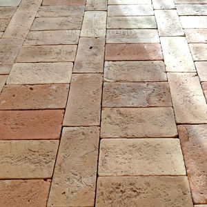 revêtement de sol en terracotta