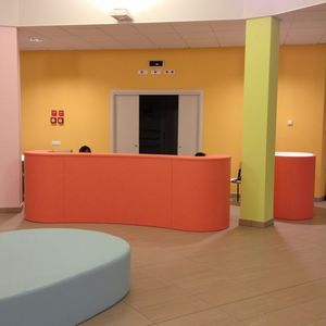 banque d'accueil courbée