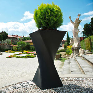 pot de jardin en polyéthylène rotomoulé 1