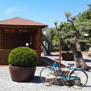 pot de jardin en polyéthylène rotomoulé 1
