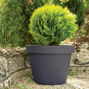 pot de jardin en polyéthylène rotomoulé 1