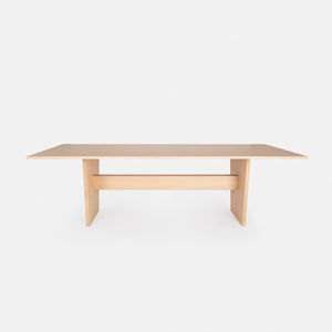 table à manger contemporaine / en chêne / en noyer américain / avec piètement en bois