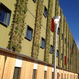 mur-rideau en panneaux