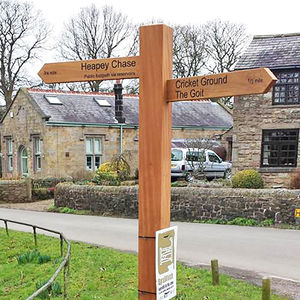 panneau signalétique en bois