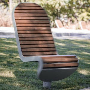 chaise contemporaine / pivotante / en pin / en acier à revêtement par poudre