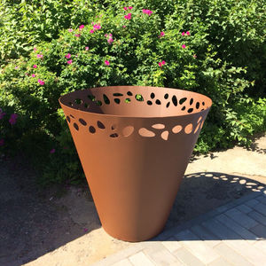pot de jardin en acier à revêtement par poudre / conique / pour espace public / pour hôtel