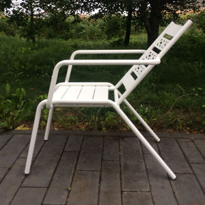 chaise contemporaine / avec accoudoirs / en acier à revêtement par poudre / d'extérieur