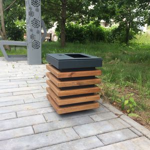 poubelle publique / en acier galvanisé / en acier à revêtement par poudre / en pin