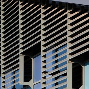 brise-soleil en aluminium / pour façade