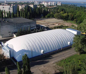 structure gonflable avec membrane en pvc / pour terrain de tennis