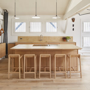 cuisine contemporaine / en chêne / en pierre naturelle / avec îlot