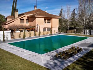 couverture de piscine à oeillets