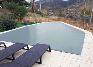 couverture de piscine à oeillets