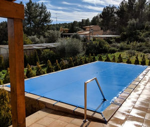 couverture de piscine à oeillets