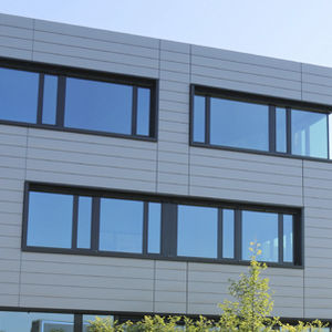 bardage en panneaux / en aluminium / nervuré / perforé