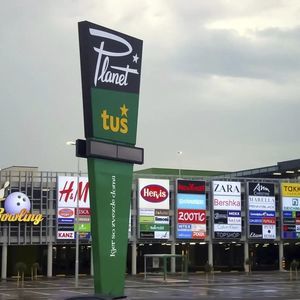 enseigne commerciale sur pied 1